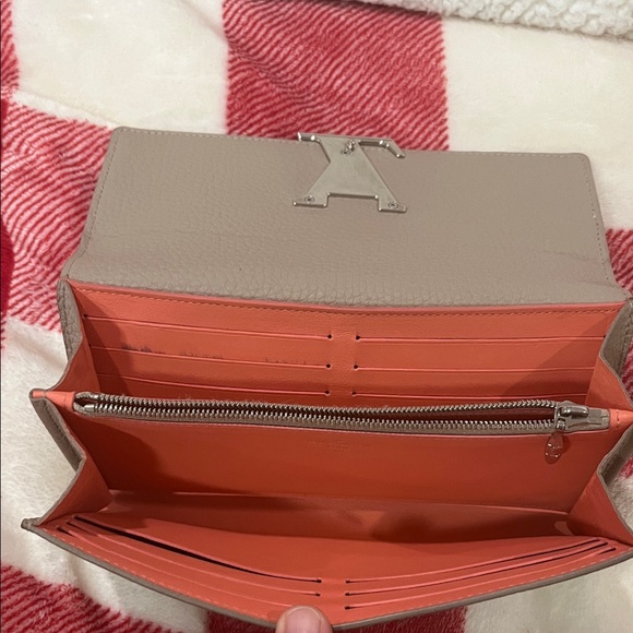 * Final Price Drop * 💰 Louis Vuitton Taupe, Cream, and Pink Leather Wallet - Picture 8 of 16